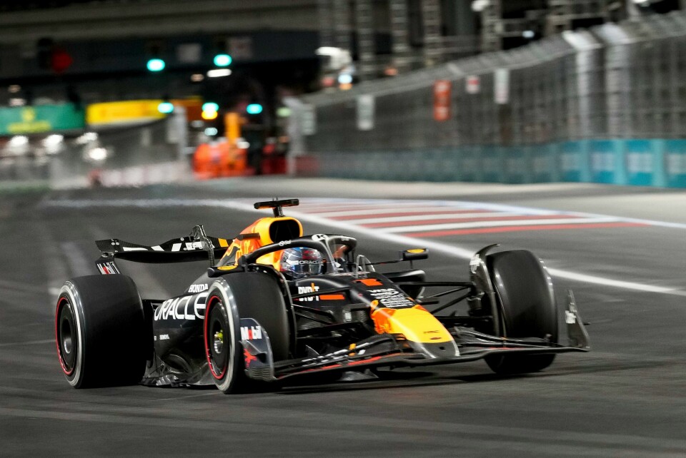 Max Verstappen holdt seg komfortabelt foran Lando Norris gjennom hele løpet Max Verstappen holdt seg komfortabelt foran Lando Norris gjennom hele løpet. Foto: Matt York / AP / NTB