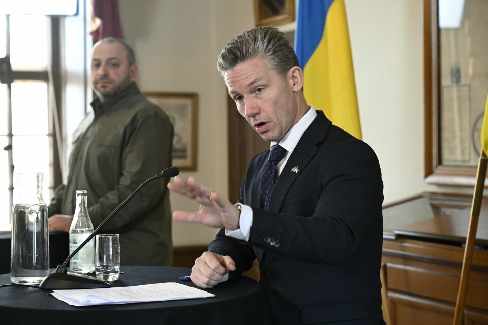 Sveriges forsvarsminister Pål Jonson. Sveriges forsvarsminister Pål Jonson lovte milliardstøtte til ukrainsk produksjon av droner og raketter da han fredag holdt et pressemøte sammen med sin ukrainske kollega Rustem Umerov på Karlberg slott. Foto: Jessica Gow / TT / NTB