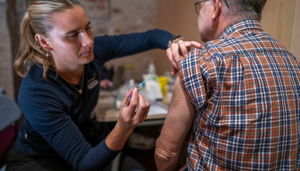 Influensavaksinen må oppfriskers hvert år. På grunn av at koronaviruset stadig utvikler seg, er det ikke utenkelig at det blir behov for å ta koronavaksinen like ofte, ifølge FHI. Illustrasjonsfoto. Influensavaksinen må oppfriskers hvert år. På grunn av at koronaviruset stadig utvikler seg, er det ikke utenkelig at det blir behov for å ta koronavaksinen like ofte, ifølge FHI. Foto: Heiko Junge / NTB