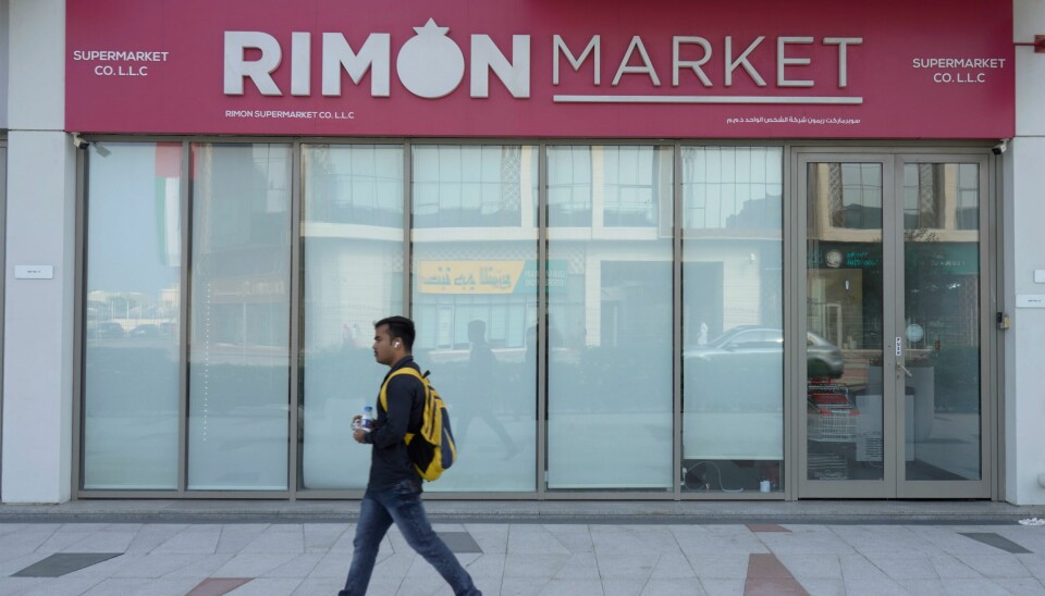 En mann går forbi Rimon Market, en butikk som selger kosher-matvarer og som ble drevet av rabbiner Zvi Kogan, i Dubai. En mann går forbi Rimon Market, en butikk som selger kosher-matvarer og som ble drevet av rabbiner Zvi Kogan, i Dubai. Foto: Jon Gambrell / AP / NTB