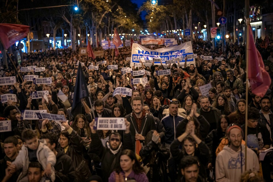 Sentrum av Barcelona var lørdag kveld fylt av demonstranter som protesterer mot boligmangel og høye leiepriser. Sentrum av Barcelona var lørdag kveld fylt av demonstranter som protesterer mot boligmangel og høye leiepriser. Foto: Emilio Morenatti / AP / NTB