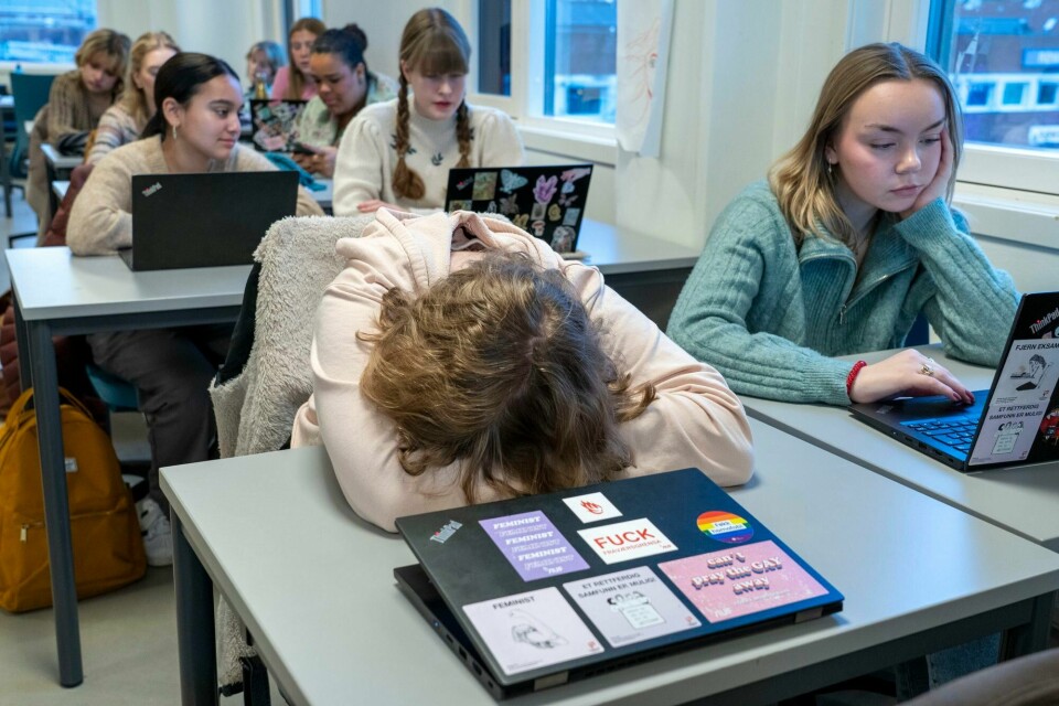 Det er naivt å tro at elever kan ha god faglig medvirkning når klasserommet er overfylt eller når læreren ikke er kvalifisert, skriver forfatterne av innlegget. Slitne elever i klasserom.Foto: Gorm Kallestad / NTBModellklarert