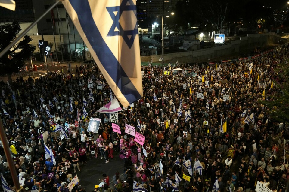 Israelske demonstranter mener regjeringen ikke gjør nok for å få hjem de gjenværende gislene på Gazastripen. Israelske demonstranter mener regjeringen ikke gjør nok for å få hjem de gjenværende gislene på Gazastripen. Foto: Maya Alleruzzo / AP / NTB