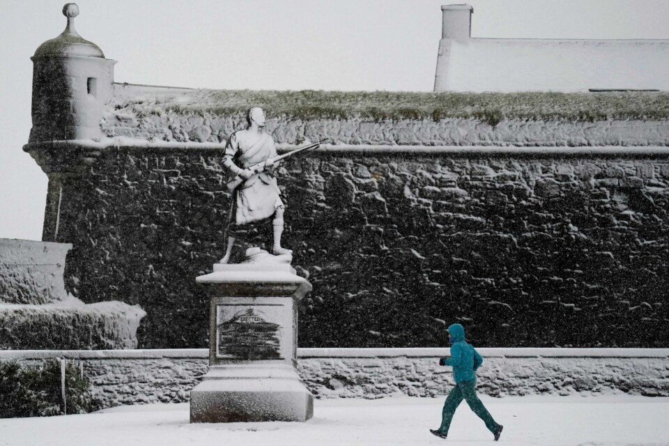 En person løper i snøen ved Stirling Castle i Skottland lørdag. Deler av Storbritannia og Irland er rammet av vinterstormer. En person løper i snøen ved Stirling Castle i Skottland lørdag. Deler av Storbritannia og Irland er rammet av vinterstormer. Foto: Andrew Milligan / PA via AP / NTB