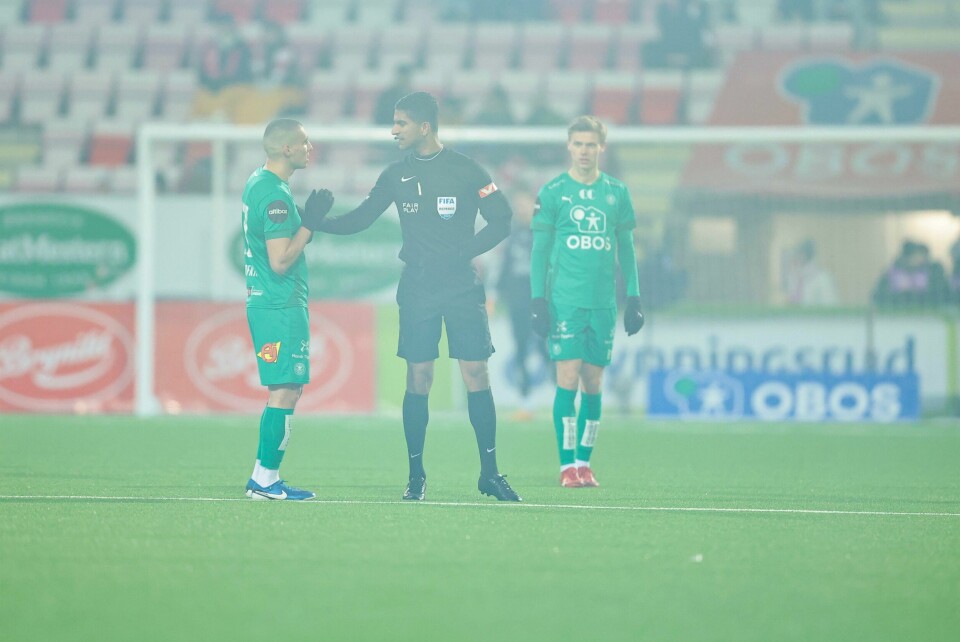 Mohamed Ofkir og HamKam var rasende på dommeren etter en VAR-annullering mot Fredrikstad Fredrik Sjølstads scoring ble annullert av VAR. Foto: Thomas Andersen / NTB