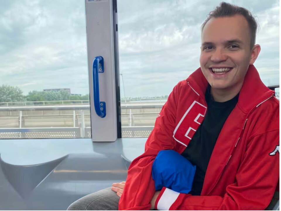 Joel Ystebø er pinsevenn. Menigheten han er med i i Bergen ligner mye på forsamlinger som er vokst opp i mange byer i Norge. De har et svært høyt antall unge medlemmer, og de henter mange impulser fra lignende menigheter i USA, skriver Helge Simonnes. Joel Ystebø ble hetset av Brannsupportere i Nederland. Slik hendelser må få konsekvenser, skiver Vårt Land på lederplass.