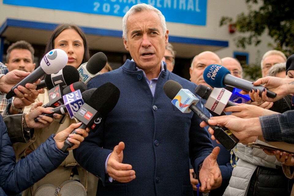 Calin Georgescu har stilt som uavhengig kandidat til presidentvalget i Romania. Opptellingen natt til mandag viste at han ledet over sittende statsminister Marcel Ciolacu. Calin Georgescu har stilt som uavhengig kandidat til presidentvalget i Romania. Opptellingen natt til mandag viste at han ledet over sittende statsminister Marcel Ciolacu. Foto: Alexandru Dobre / AP / NTB