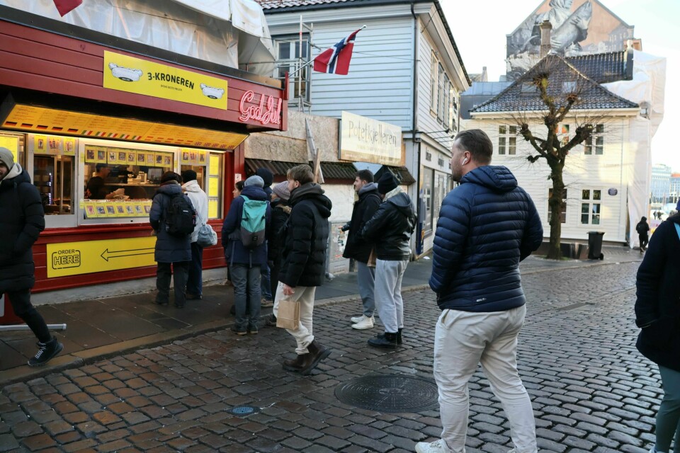 Køen utenfor Trekroneren holder seg ikke alltid på fortauet. Nå i november er det langt mindre trafikk foran lukene, men om sommeren står det tett i tett med pølsesultne langt nedover veien. Trekroneren