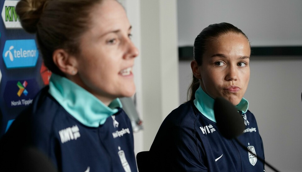Guro Reiten storspiller for Chelsea denne høsten, men har fortsatt til gode å forlenge kontrakten med blåtrøyene. Gemma Grainger og Guro Reiten møtte pressen torsdag.Foto: Gorm Kallestad / NTB