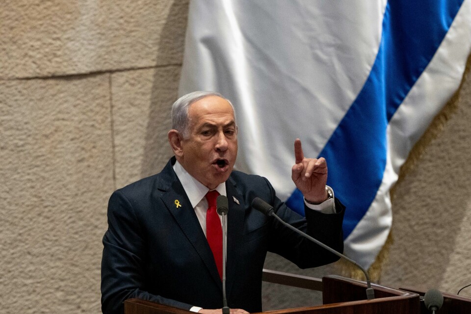 Den israelske regjeringen og Benjamin Netanyahu går med på en våpenhvile med Hizbollah i Libanon, melder Reuters. Israels statsminister Benjamin Netanyahu talte tidligere i uken til de folkevalgte i Israels nasjonalforsamling Knesset. Arkivfoto: Ohad Zwigenberg / AP / NTB
