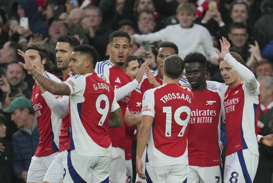 Arsenal-spillerne feirer 1-0-scoringen mot Nottingham Forest lørdag. Arsenal-spillerne feirer 1-0-scoringen mot Nottingham Forest lørdag. Foto: Kin Cheung / AP / NTB