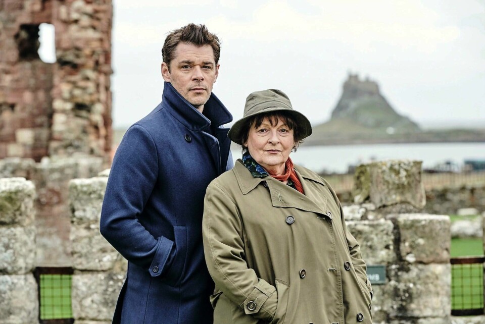 For første gangen får norske seere se en julespesial av «Vera» – lagt til Lindisfarne, som man ser i bakgrunnen. Her er Brenda Blethyn som Vera Stanhope og David Leon som assistenten. For første gangen får norske seere se en julespesial av «Vera» – lagt til Lindisfarne, som man ser i bakgrunnen. Her er Brenda Blethyn som Vera Stanhope og David Leon som assistenten. Foto: BritBox Nordics / Handout / NTB