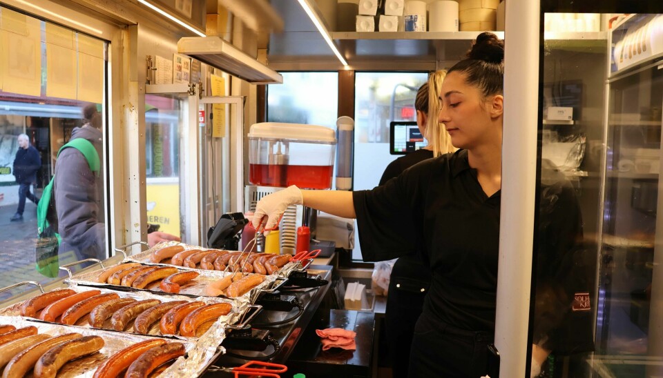 Aleena Jansen legger et par nye pølser på grillen. Aleena Jansen, Trekroneren