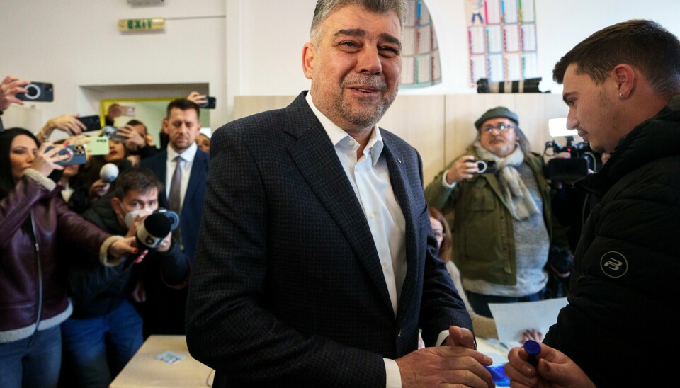 Romanias statsminister Marcel Ciolacu avla sin stemme i første runde av presidentvalget i et stemmelokale i Bucuresti. Romanias statsminister Marcel Ciolacu avla sin stemme i første runde av presidentvalget i et stemmelokale i Bucuresti. Foto: Vadim Ghirda / AP / NTB
