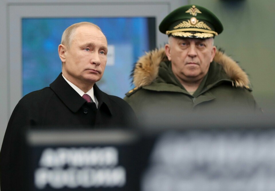 Vladimir Putin lar soldater som verver seg, slippe gjeld for seg og sin ektefelle. Her sammen med general Sergei Karakayev President Vladimir Putin og øverstkommanderende for Russlands strategiske rakettvåpen, general Sergej Karakajev, hevder at landets nyutviklede hypersoniske mellomdistanserakett kan nå mål over hele Europa og at det i dag ikke eksisterer luftvernsystemer som kan skyte dem ned. Foto: AP / NTB