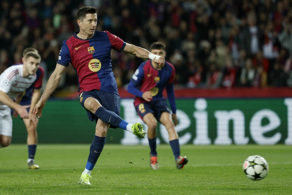 Robert Lewandowski scorer sitt 100. mesterligamål på straffespark. Robert Lewandowski scorer sitt 100. mesterligamål på straffespark. Foto: Joan Monfort, AP / NTB