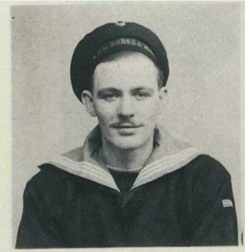 Undersøkelsene viser at den gravlagte i Flateyri er utskrevet dekksmann Sigurd Arvid Nilsen, skytter nr. 425 i Sjøforsvarets Skytteravdeling for Handelsflåten. Han var født 12. oktober 1918 i Gildeskål og falt ved DS Fanefjelds krigsforlis 9. april 1942. Undersøkelsene viser at den gravlagte i Flateyri er utskrevet dekksmann Sigurd Arvid Nilsen, skytter nr. 425 i Sjøforsvarets Skytteravdeling for Handelsflåten. Han var født 12. oktober 1918 i Gildeskål og falt ved DS Fanefjelds krigsforlis 9. april 1942. Foto: Ukjent fotograf – Nortrashipflåtens skyttere 1941–1946 / handout / NTB