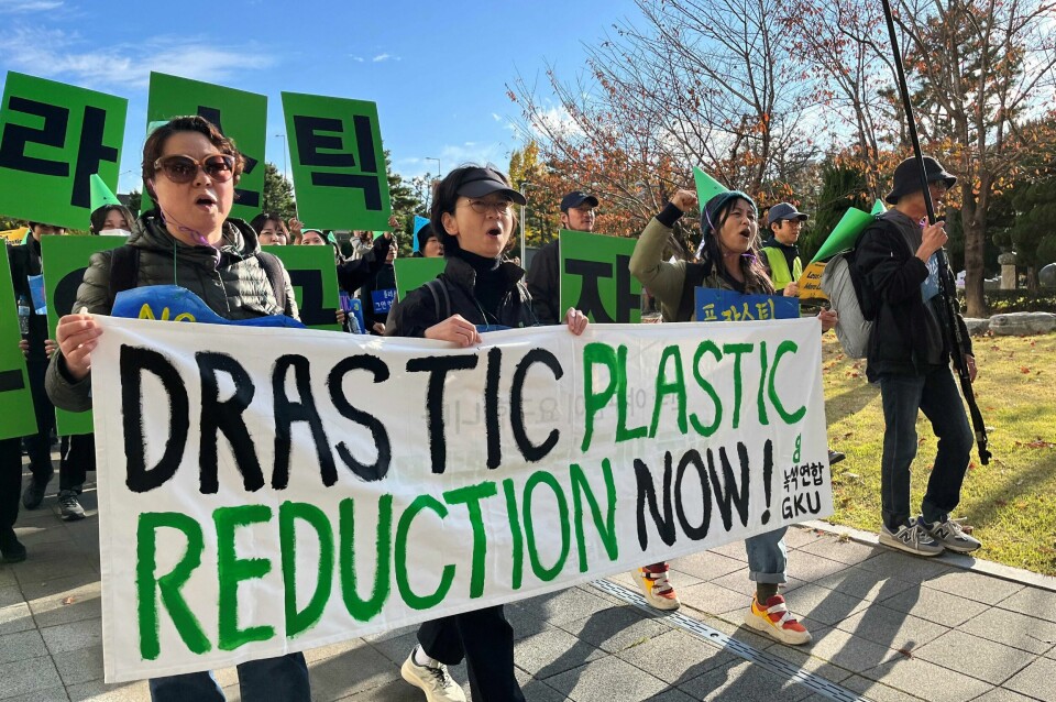 Demonstranter i Busan har gitt tydelig uttrykk for hva de ønsker skal komme ut av de avsluttende plastforhandlingene der. Demonstranter i Busan har gitt tydelig uttrykk for hva de ønsker skal komme ut av de avsluttende plastforhandlingene der.