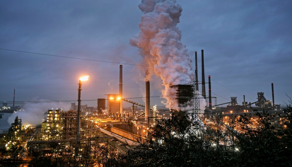Bildet viser en av ThyssenKrupps koksfabrikker som damper for det nærliggende stålverket i Duisburg i Tyskland. Bildet viser en av ThyssenKrupps koksfabrikker som damper for det nærliggende stålverket i Duisburg i Tyskland. Foto: Martin Meissner / AP / NTB