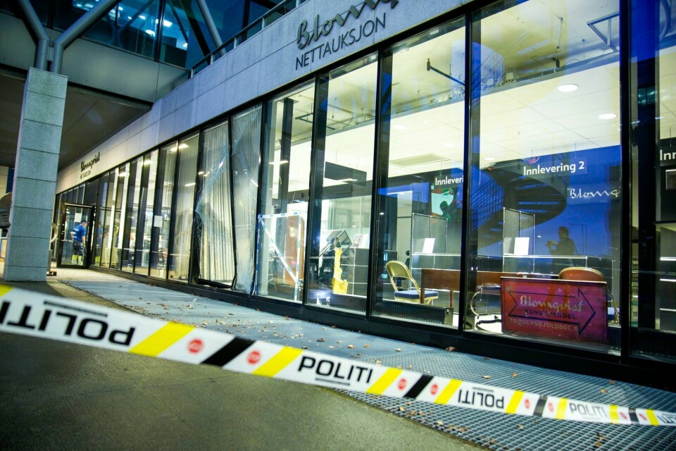 Fasaden til auksjonshusets lokaler er delvis knust. Fasaden til auksjonshusets lokaler er delvis knust.