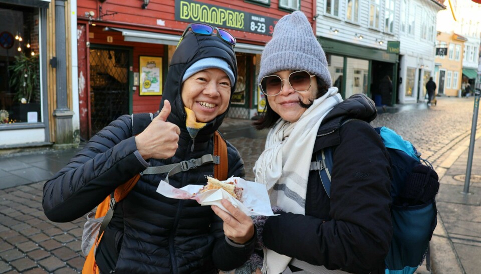 Nelita og Billie er positivt overrasket over reinsdyrpølsen. Nelita og Billie fra Malaysia, Trekroneren