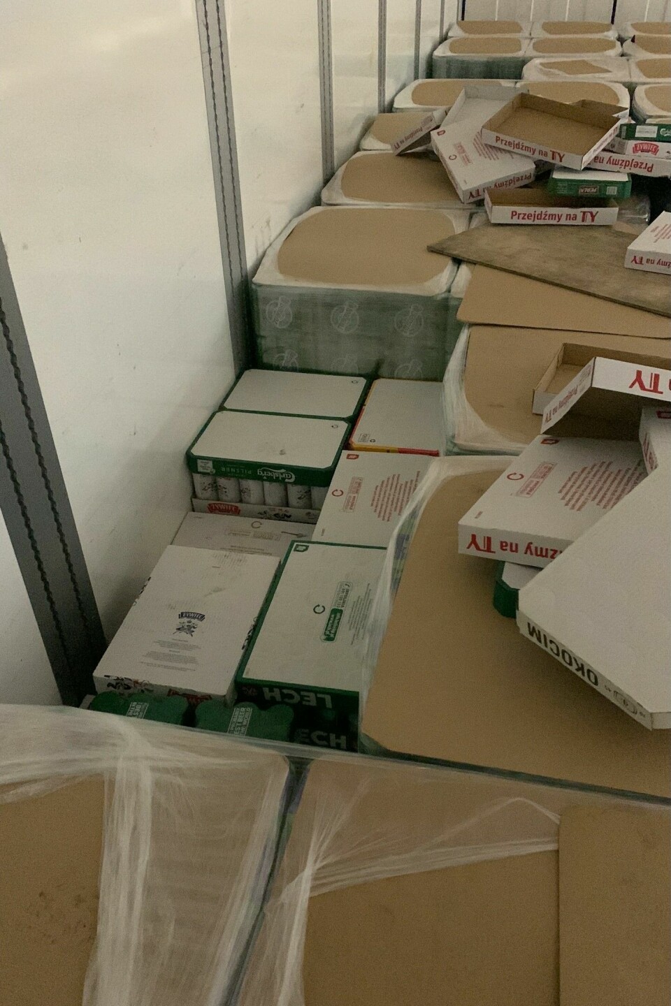 Smuglerølet var forsøkt gjemt blant pallene med lovlig øl. Smuglerølet var forsøkt gjemt blant pallene med lovlig innført øl.