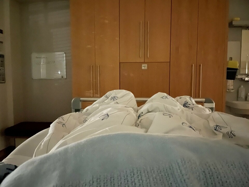Når jeg forteller familien min de gode nyhetene fra senga mi, hører jeg etterpå at du gråter i nabo-senga. Du har samme diagnose som meg, men med dårlige prognoser, det hørte jo jeg da legen var hos deg i går. Når jeg forteller familien min de gode nyhetene fra senga mi, hører jeg etterpå at du gråter i nabo-senga. Du har samme diagnose som meg, men med dårlige prognoser, det hørte jo jeg da legen var hos deg i går.