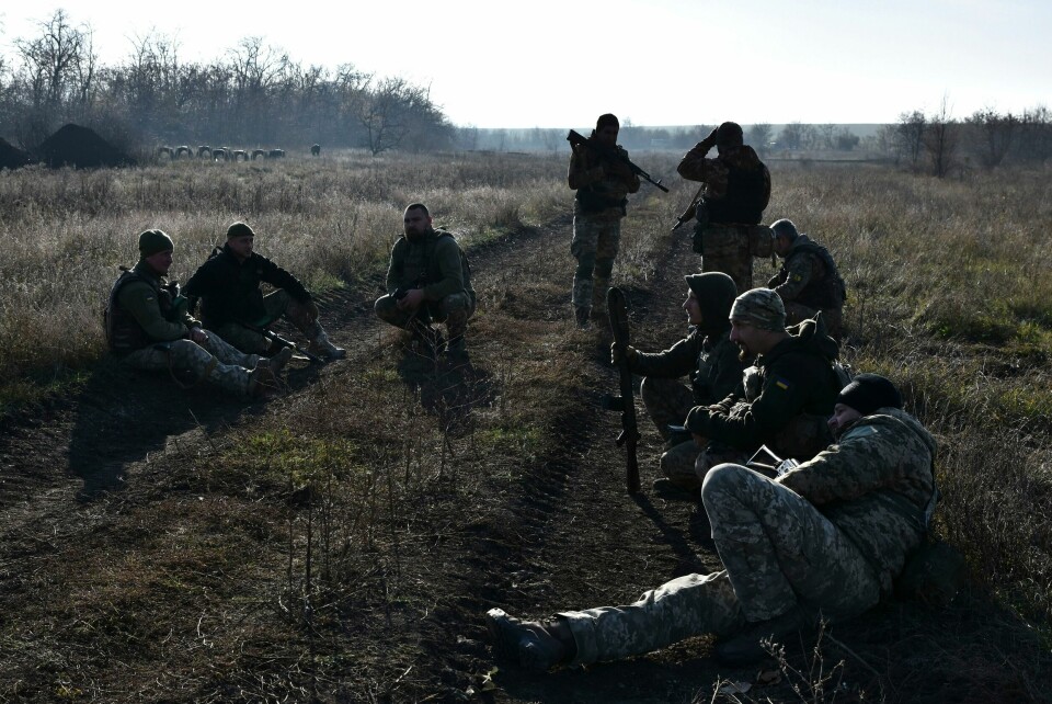 På dette bildet fra den ukrainske 65. mekaniserte brigadens pressetjeneste hviler ukrainske soldater under en øvelse i Zaporizjzja-regionen i Ukraina. På dette bildet fra den ukrainske 65. mekaniserte brigadens pressetjeneste hviler ukrainske soldater under en øvelse i Zaporizjzja-regionen i Ukraina. Foto: Andriy Andriyenko / AP / NTB