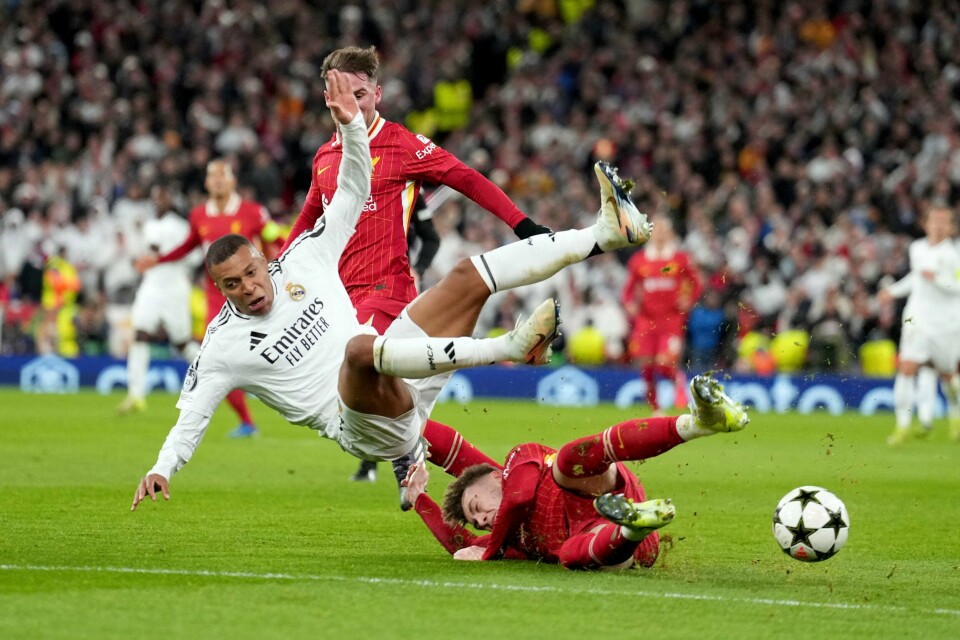 Populære fotballkamper er ofte gjenstand for piratkopiering. Bildet viser Real Madrids Kylian Mbappe som blir taklet av Liverpools Conor Bradley. Populære fotballkamper er ofte gjenstand for piratkopiering. Bildet viser Real Madrids Kylian Mbappe som blir taklet av Liverpools Conor Bradley. Foto: Jon Super / AP / NTB