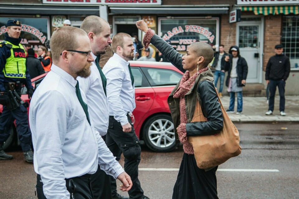 En ensom kvinne står i veien for fascistene i den såkalte Nordiska motståndsrörelsen i Borlänge i Sverige i 2016. Overalt der det finnes undertrykkelse, finnes det motstand – og vi må holde på håpet om en bedre framtid, skriver Jonas Bals. Det ser mørkt ut om dagen, men overalt der det finnes undertrykkelse, finnes det motstand. Vi må holde på håpet om en bedre framtid, skriver Jonas Bals.