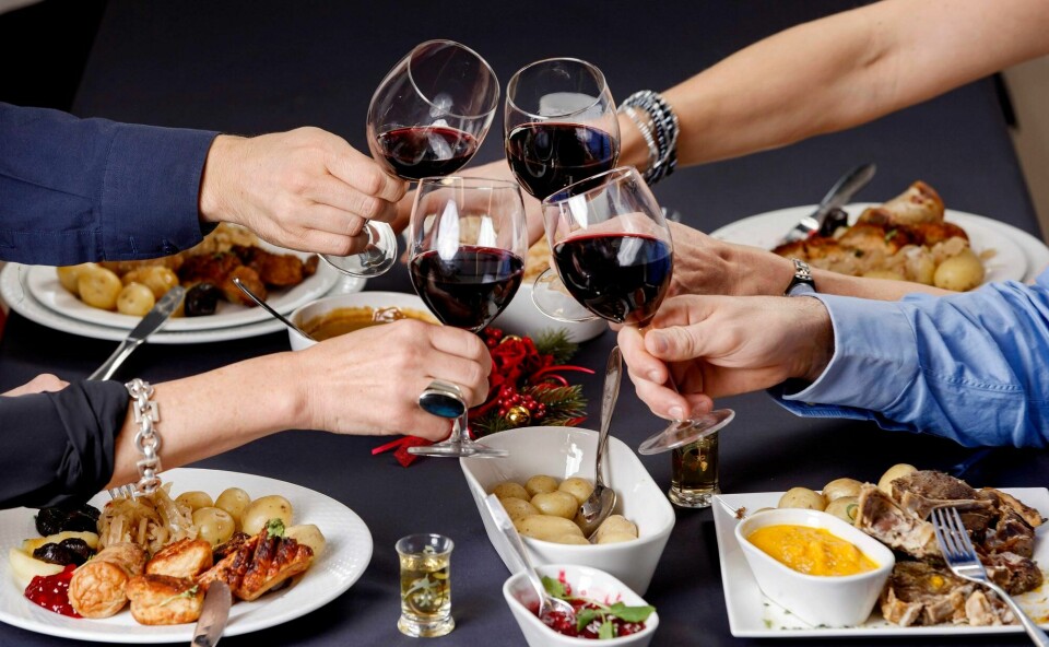 Det er fullt mulig å arrangere et julebord som funker også for folk som hører dårlig. For eksempel er et rom adskilt fra andre gjester, langt å foretrekke framfor noen bord i en stor, åpen restaurant, skriver Inger Helene Venås. Kollegaer på julebord. Spiser tradisjonell norsk julemat. Juletallerken og pinnekjøtt. Drikker rødvin. Menn og kvinner skåler.