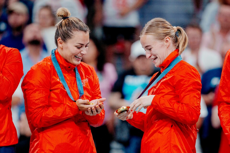 Stine Bredal Oftedal og Nora Mørk med gullmedaljen etter finalen i håndball for kvinner mellom Norge og Frankrike i Pierre Mauroy Stadium under OL i Paris 2024 Lille, Frankrike 20240810. ´Stine Bredal Oftedal og Nora Mørk med gullmedaljen etter finalen i håndball for kvinner mellom Norge og Frankrike i Pierre Mauroy Stadium under OL i Paris 2024.Foto: Stian Lysberg Solum / NTB