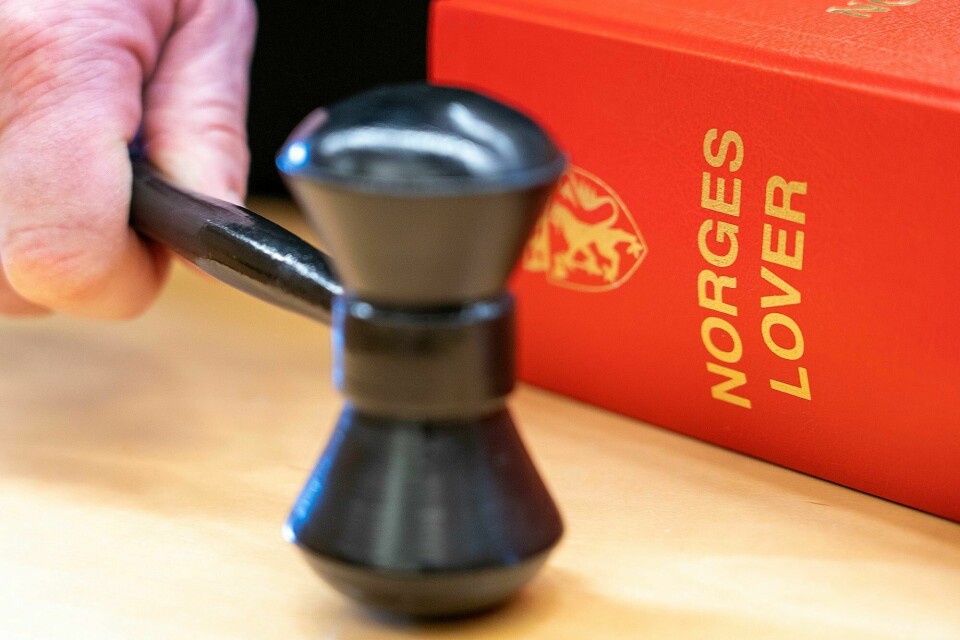 Tiltalen, som er på 25 punkter, dreier seg i hovedsak om vold og trusler mot flere fornærmede. Tiltalen, som er på 25 punkter, dreier seg i hovedsak om vold og trusler mot flere fornærmede.