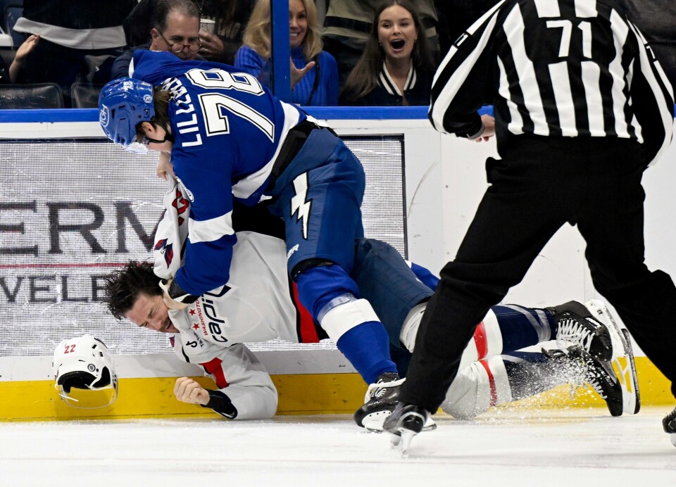 Tampa Bay Lightning-forsvareren Emil Lilleberg (78) og Washington Capitals høyreving Brandon Duhaime (22) ble begge utvist i fem minutter i første periode av NHL-kampen i Tampa onsdag Tampa Bay Lightning-forsvareren Emil Lilleberg (78) og Washington Capitals høyreving Brandon Duhaime (22) ble begge utvist i fem minutter i første periode av NHL-kampen i Tampa onsdag. Foto: Jason Behnken AP / NTB