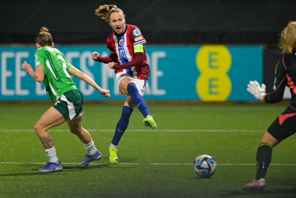 Caroline Graham Hansen scoret mot Nord-Irland da Norge sikret seg et meget god utgangspunkt foran tirsdagens returmøte i Oslo Caroline Graham Hansen setter inn 3-0-målet mellom beina på Nord-Irlands keeper Jackie Burns etter et soloraid. Foto: Annika Byrde / NTB