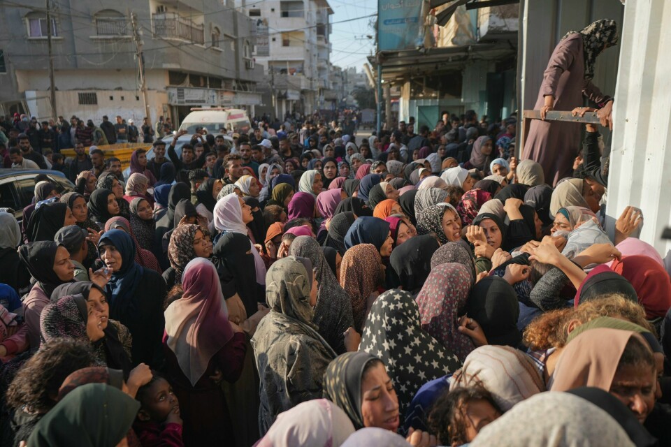 Det samler seg ofte store folkemengder utenfor bakeriene i Gaza. Dette bildet er tatt utenfor et bakeri i Deir al-Balah 21. november. Det samler seg ofte store folkemengder utenfor bakeriene i Gaza. Dette bildet er tatt utenfor et bakeri i Deir al-Balah 21. november. Foto: Abdel Kareem Hana / AP / NTB