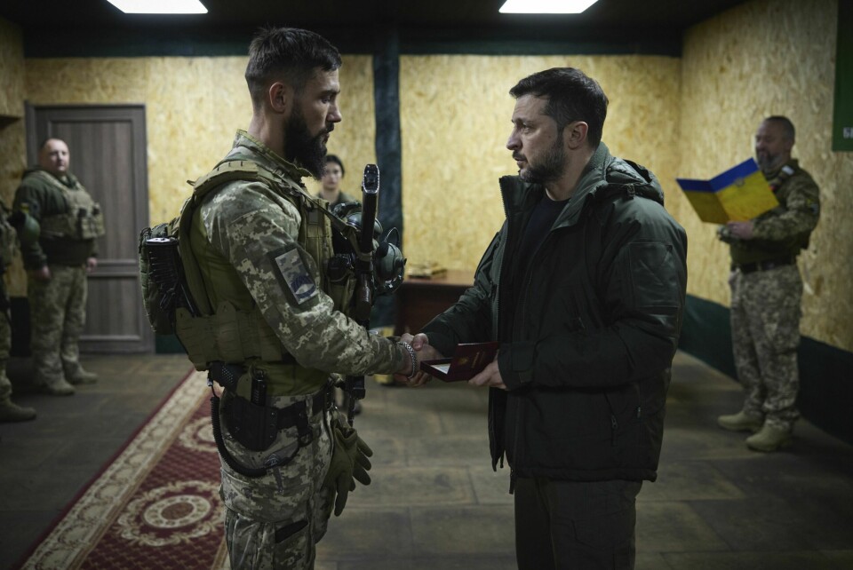 Ukrainas president Volodymyr Zelenskyj, her sammen med soldater i byen Kupjansk ved fronten, antyder at han kan gå med på en våpenhvile uten umiddelbar russisk tilbaketrekking. I så fall vil han ha beskyttelse fra Nato og mulighet til å kunne forhandle om en diplomatisk løsning for å få tilbake de okkuperte områdene. Ukrainas president Volodymyr Zelenskyj, her sammen med soldater i byen Kupjansk ved fronten, antyder at han kan gå med på en våpenhvile uten umiddelbar russisk tilbaketrekking. I så fall vil han ha beskyttelse fra Nato og mulighet til å kunne forhandle om en diplomatisk løsning for å få tilbake de okkuperte områdene. Arkivfoto: Ukrainas presidentkontor / AP / NTB