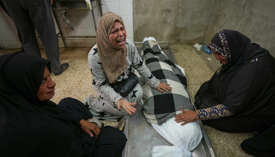 17 år gamle Rahaf Abu Laban ble kvalt i folkemengden utenfor et bakeri i Deir al-Balah fredag. Her tar pårørende farvel med liket av jenta på al-Aqsa-sykehuset. 17 år gamle Rahaf Abu Laban ble kvalt i folkemengden utenfor et bakeri i Deir al-Balah fredag. Her tar pårørende farvel med liket av jenta på al-Aqsa-sykehuset. Foto: Abdel Kareem Hana / AP / NTB