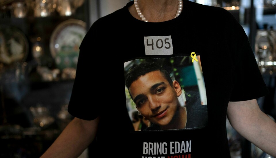 Varda Ben Baruch har på seg en T-skjorte med bilde av barnebarnet Edan Alexander hjemme i Tel Aviv 14. november. På teip-biten på brystet står det antall dager siden han ble tatt til fange. Varda Ben Baruch har på seg en T-skjorte med bilde av barnebarnet Edan Alexander hjemme i Tel Aviv 14. november. På teip-biten på brystet står det antall dager siden han ble tatt til fange. Foto: Maya Alleruzzo / AP / NTB