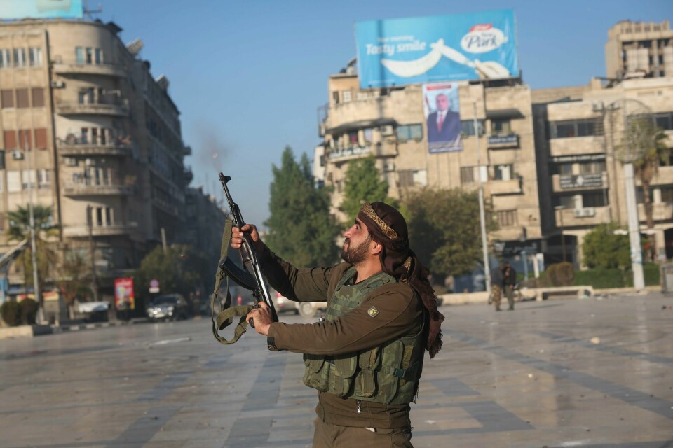 En syrisk opprører skjøt i lufta i sentrum av Aleppo lørdag. Hele byen skal nå være under opprørernes kontroll. En syrisk opprører skyter i lufta i sentrum av Aleppo lørdag. Foto: Ghaith Alsayed / AP / NTB