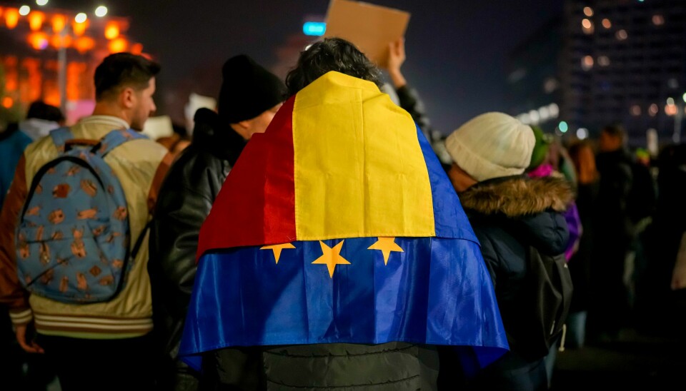 Rumenere demonstrerte onsdag mot seieren til den prorussiske kandidaten Calin Georgescu i den første runden av landets presidentvalg. Rumenere demonstrerte onsdag mot seieren til den prorussiske kandidaten Calin Georgescu i den første runden av landets presidentvalg. Foto: Vadim Ghirda / AP / NTB