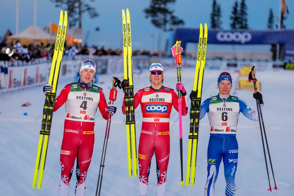 Johannes Høsflot Klæbo (midten) var fullstendig overlegen i Ruka, og tok sin 50. verdenscupseier i sprint foran Erik Valnes (t.v.) og Lauri Vuorinen Johannes Høsflot Klæbo (midten) var fullstendig overlegen i Ruka, og tok sin 50. verdenscupseier i sprint foran Erik Valens (t.v.) og Lauri Vuorinen