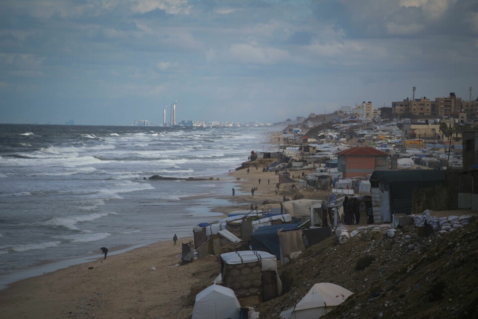 Mange palestinere bor i telt, som her på stranden i Deir al-Balah. I Khan Younis lenger sør ble minst fem mennesker drept og flere såret i et israelsk flyangrep i nærheten av en teltleir øst i Khan Younis, opplyser helsepersonell. Mange palestinere bor i telt, som her på stranden i Deir al-Balah. I Khan Younis lenger sør ble minst fem mennesker drept og flere såret i et israelsk flyangrep i nærheten av en teltleir øst i Khan Younis, opplyser helsepersonell. Foto: Abdel Kareem Hana / AP / NTB