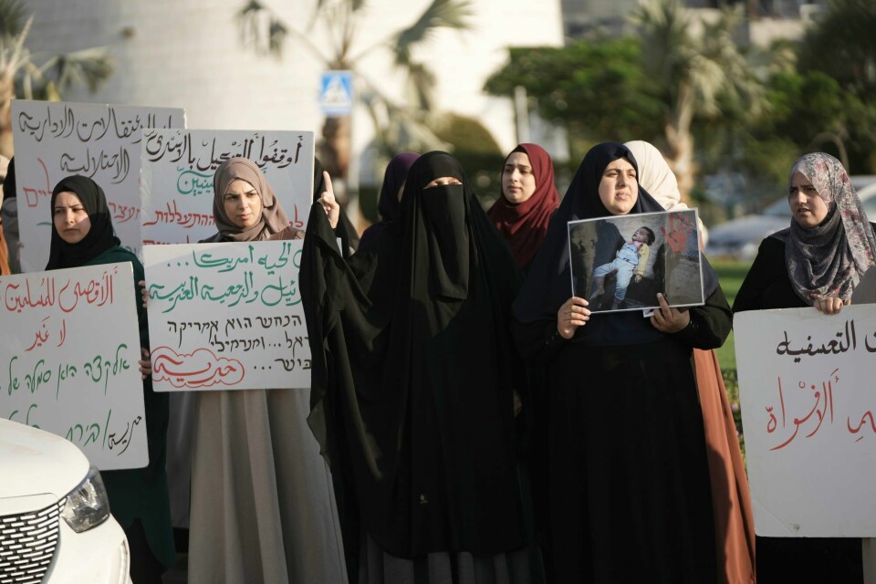 Palestinske borgere opplever at det er blitt mye vanskeligere å gi uttrykk for sine meninger i Israel etter at krigen mot Hamas brøt ut i fjor. Kvinner forteller at de har fått problemer på arbeidsplassen etter å ha ytret seg mot krigen. Her demonstrerer en gruppe palestinske borgere i den israelske byen Umm al-Fahm mot krigen i Gaza og Libanon. Palestinske borgere opplever at det er blitt mye vanskeligere å gi uttrykk for sine meninger i Israel etter at krigen mot Hamas brøt ut i fjor. Kvinner forteller at de har fått problemer på arbeidsplassen etter å ha ytret seg mot krigen. Her demonstrerer en gruppe palestinske borgere i den israelske byen Umm al-Fahm mot krigen i Gaza og Libanon.