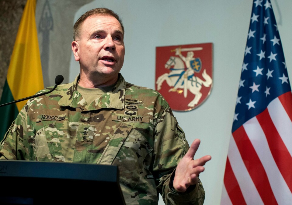 Den amerikanske generalen Ben Hodges avbildet under en pressekonferanse i Litauen i 2017. FILE - In this Wednesday, March 1, 2017 file photo then Commander of U.S. Army Europe Lt. Gen. Ben Hodges speaks during a news conference following a meeting with Lithuanian Minister of National Defense Raimundas Karoblis in Vilnius, Lithuania. After more than a year of thinly veiled threats that the United States could start pulling troops out of Germany unless the country increases its defense spending to NATO standards, President Donald Trump appears to be going ahead with the hardball approach with a plan to reduce the American military presence in the country by more than percent. (AP Photo/Mindaugas Kulbis, file)