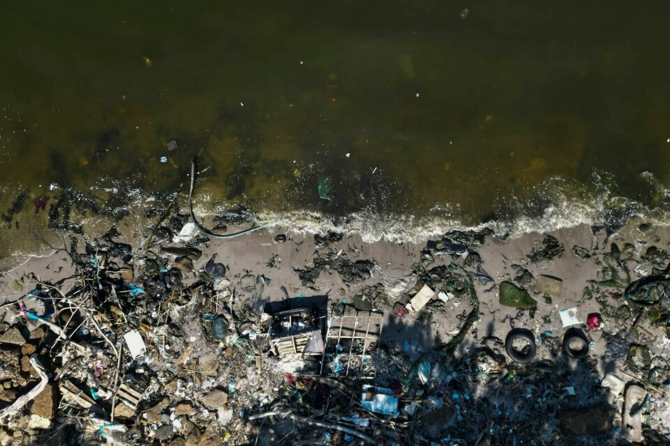 Plast og søppel ligger strødd ved en strand i Rio de Janeiro. Millioner av tonn med plastavfall havner i naturen hvert år, med store følger for dyr og mennesker. Plast og søppel ligger strødd ved en strand i Rio de Janeiro. Millioner av tonn med plastavfall havner i naturen hvert år, med store følger for dyr og mennesker.