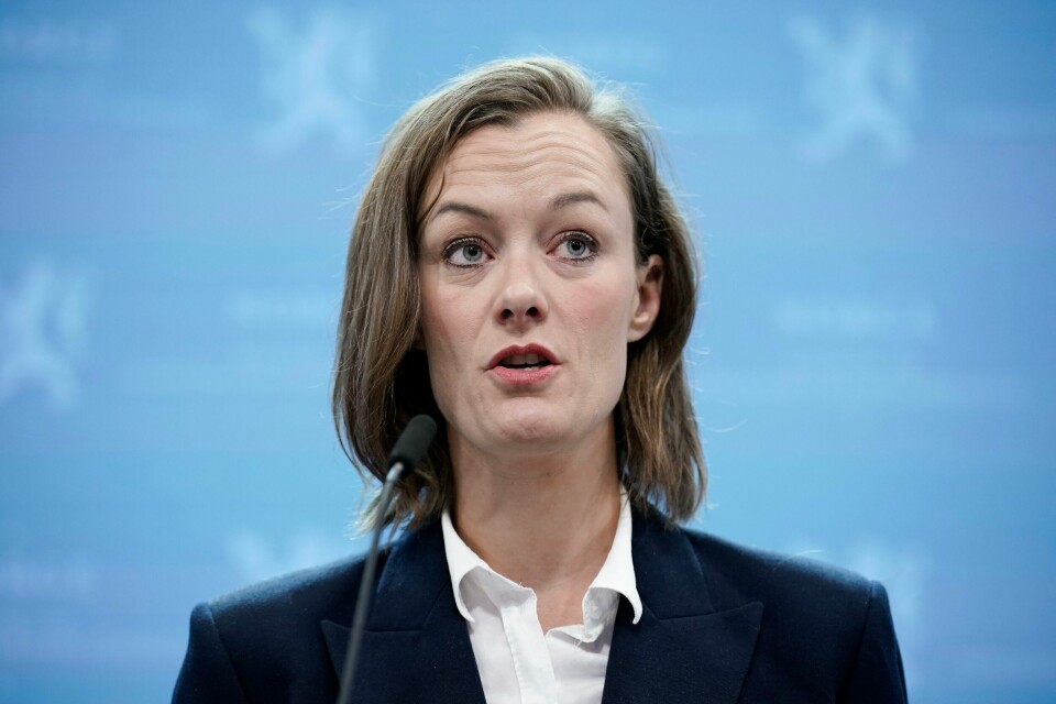 Anette Trettebergstuen har også sagt nei til gjenvalg etter fem perioder på Stortinget og hun slamrer med døren når hun går: Ap er i dyp krise og det bør lederen snart se og si høyt, sier hun. Kultur- og likestillingsminister Anette Trettebergstuen (Ap) fikk fredag vite at Økokrim hadde startet etterforskning av henne 24. oktober i fjor. Foto: Stian Lysberg Solum / NTB