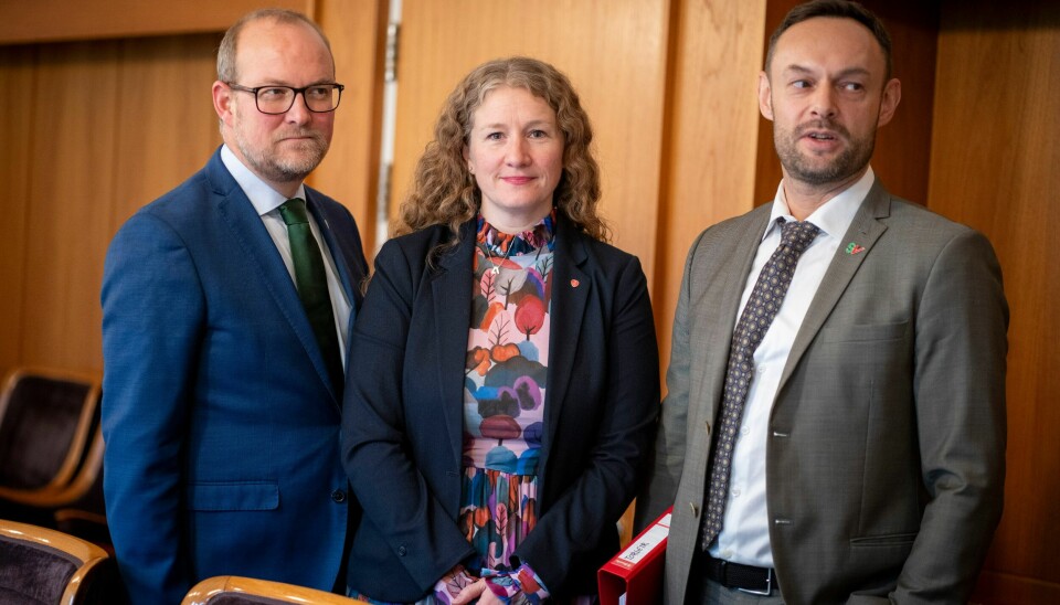 Forhandlerne Tuva Moflag (Ap), Ole André Myhrvold (Sp) og Torgeir Knag Fylkesnes (SV) gjorde et nytt forsøk på å komme videre torsdag kveld. Men avstanden mellom partene er fortsatt så stor at forhandlingsmøtet fredag flyttes over til Statsministerens kontor. De tre budsjettforhandlerne: Torgeir Knag Fylkesnes (SV) (t.h.), Tuva Moflag (Ap) og Ole André Myhrvold (Sp). Foto: Heiko Junge / NTB