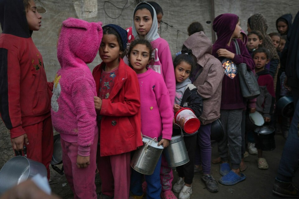 Palestinere står i kø ved et kjøkken der det ble delt ut mat i Deir al-Balah torsdag. Palestinere står i kø ved et kjøkken der det ble delt ut mat i Deir al-Balah torsdag.