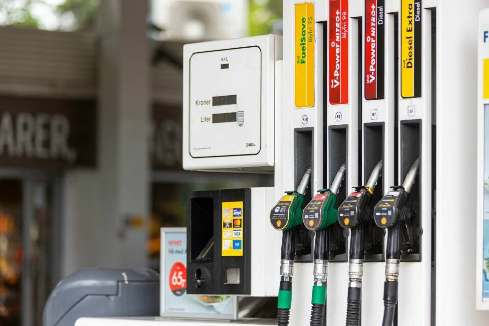 Bensin- og dieselbilister i distriktene bør slippe å betale mer i avgift for å fylle tanken, mener Naf. Bensinavgiften økes, men samtidig kuttes årsavgiften. Foto: Frederik Ringnes / NTB